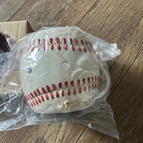 New in Box Scentsy Cream and Red Warmer - Picture 7 of 9